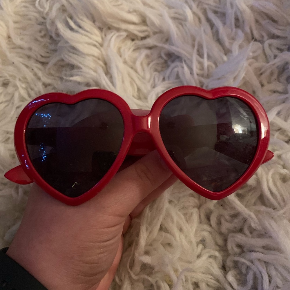🌻 heart shaped sunglasses 🌻